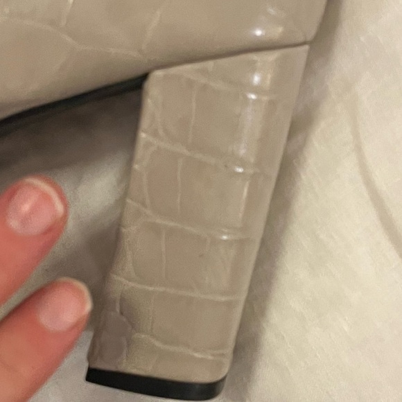 Grey Crocodile-Embossed heeled Ankle Boots size 9! Like new - Picture 3 of 8